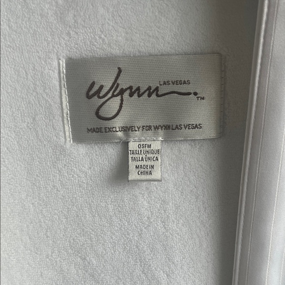 NEW — Wynn Resorts Luxury Robe - Picture 3 of 5